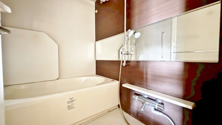 風呂 一日の疲れを癒すバスルームは、心地よいリラックスを叶える清潔感溢れる空間です。