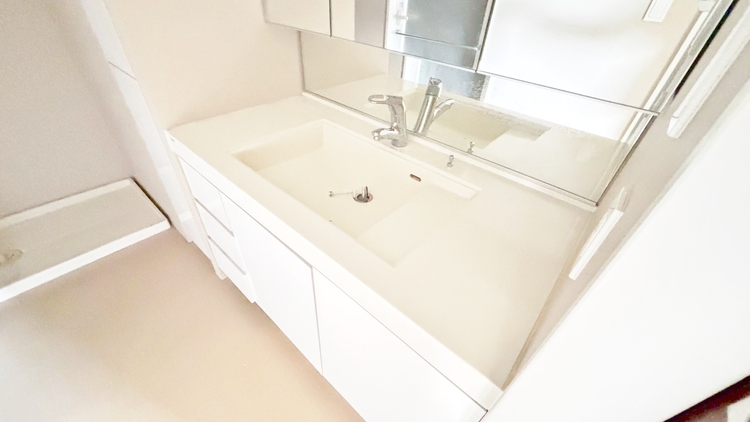 トイレ 何かと物が増える場所だからこそ、スッキリと見映えの良い空間に。