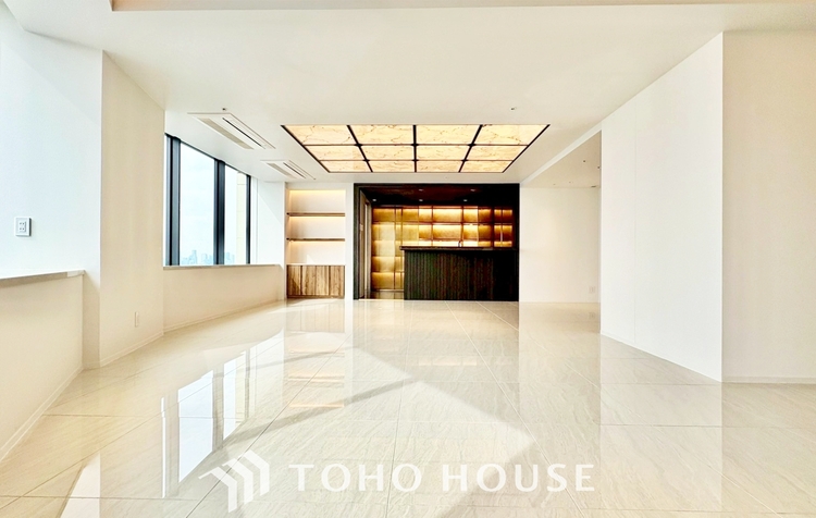 内装 ◆居心地のいい暮らし◆には欠かせない眩い採光。ゆったりとした幅の窓からこの空間に降り注ぐ採光が絶えない。明るいリビングこそ居心地のいい暮らしが待っているのだと思う。