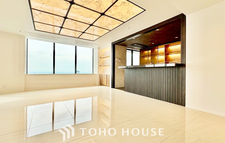 内装 ◆時を忘れる場所◆ここにはみんなが集い、食事と楽しい会話が始まる。話に夢中になりすぎて、ついつい時を忘れ夜半過ぎになってしまう。そんな束の間の幸せを感じさせてくれる場所でありたい。