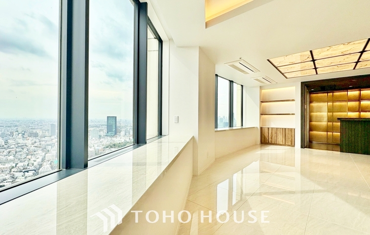 内装 ◆木漏れ日◆の様な採光が優しく足元を照らし、心地いい暮らしの道しるべを写し出す。この空間で過ごす家族との語らいの時間がとても素敵で幸せを感じるかもしれない。