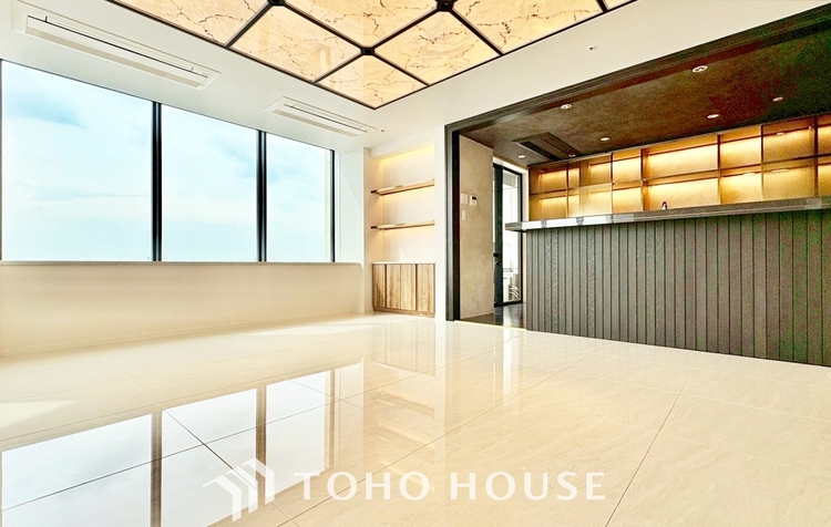 内装 ◆窓を開けると◆冷涼な風、そよぐリビング。だんらんの場所はここから始まり、ここで終わる。家族の笑顔が集う素敵な場所だから、こだわり抜いた思いが詰まっているのだと思う。