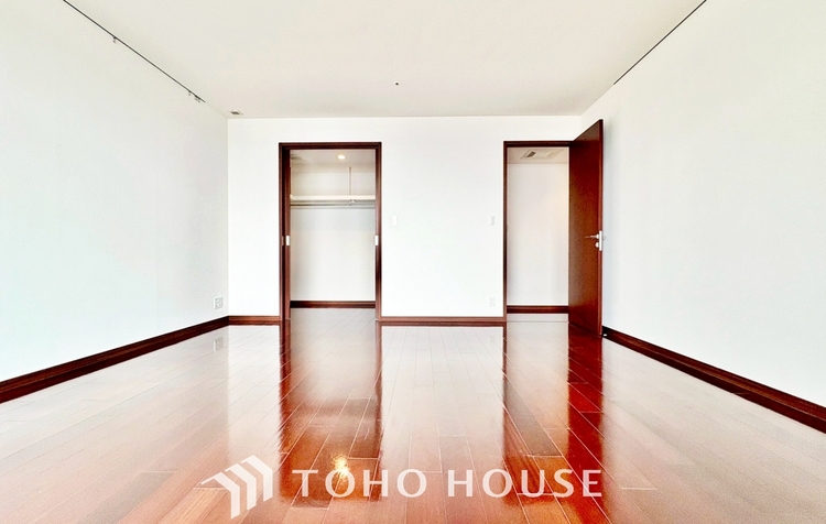 内装 ◆リビングルーム◆そこには目を輝かせ笑顔で見つめてくれる君がいて、「おかえり」の言葉がこだまする。何気ない日々の挨拶は僕にとっては幸せで、同時に君の瞳にも恋している。