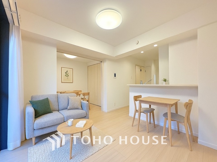 内装 ＊配置してある家具や小物はCGによるイメージ画像です。忙しい朝でも、しっかり家族が揃って食事をして頂けるゆとりある大きさのダイニングスペース。リビングと和室の続き間は来客時になど使い勝手が良いです。