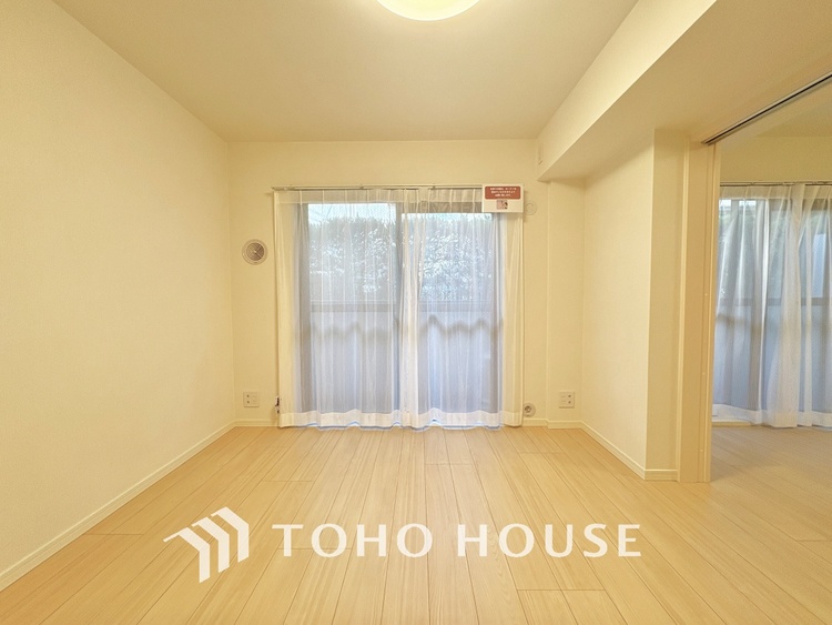 内装 【living】居心地のいい暮らしには欠かせない眩い採光。ゆったりとした幅の窓からこの空間に降り注ぐ採光が絶えない。明るいリビングこそ居心地のいい暮らしが待っているのだと思う。