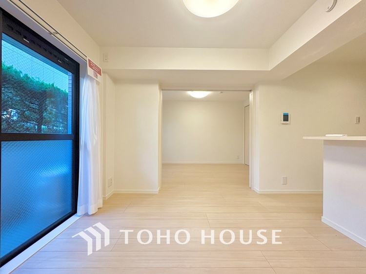 内装 叶えたかったのは落ち着きのあるナチュラルな風合い、そして開放感があるリビング。優雅な気分に浸れる幸せな時間を家族が自然と集まりたくなるこの空間で。