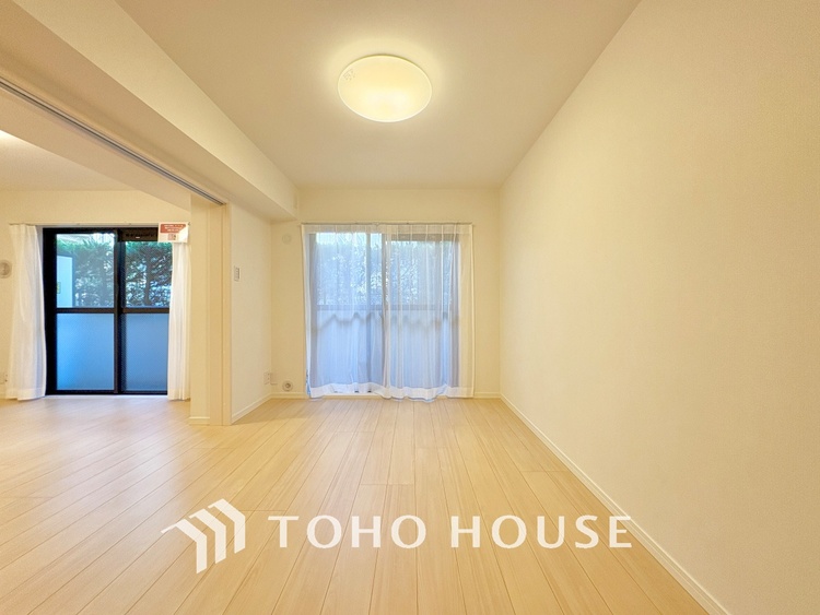 内装 風の通り道。舞い込んでくる風が優しく躍り、室内に爽やかな空気を運んでくる。そこに季節の息吹を感じて、いまがどんな季節なのかを実感する。