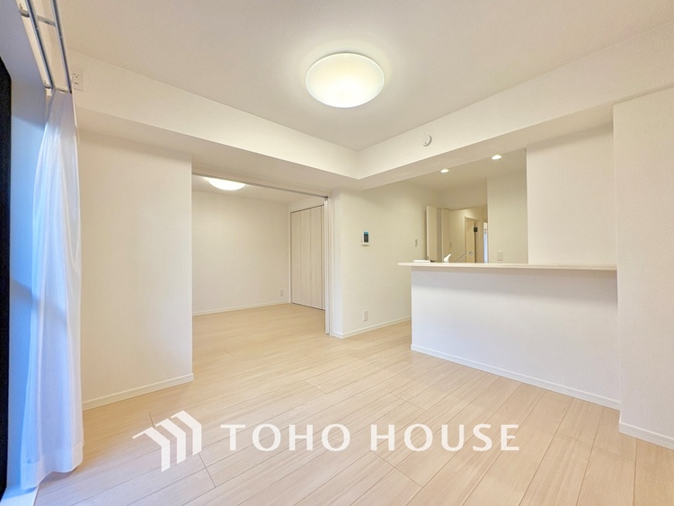 内装 ここはみんなが集い、食事と楽しい会話が始まる場所。話に夢中になりすぎて、ついつい時を忘れ、夜半過ぎになってしまう。そんな束の間の幸せを感じさせてくれます。