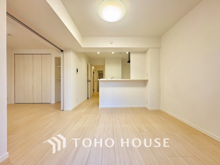 内装 手元の収納から、足元の収納までが全てスライド式で、奥のスペースまで有効に活用できます。奥まで上から見渡せるので、たまにしか使わない調理器具もサッと取出せます。