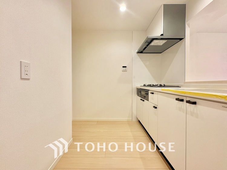 キッチン 手元の収納から、足元の収納までが全てスライド式で、奥のスペースまで有効に活用できます。奥まで上から見渡せるので、たまにしか使わない調理器具もサッと取出せます。