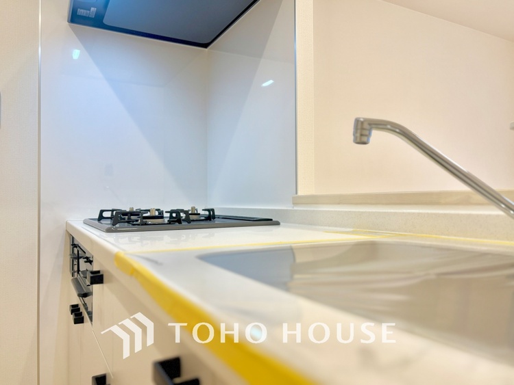 キッチン 風の通り道。舞い込んでくる風が優しく躍り、室内に爽やかな空気を運んでくる。そこに季節の息吹を感じて、いまがどんな季節なのかを実感する。