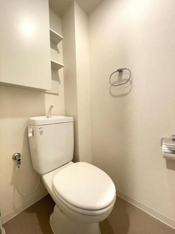 トイレ トイレには嬉しい扉付き収納ありです