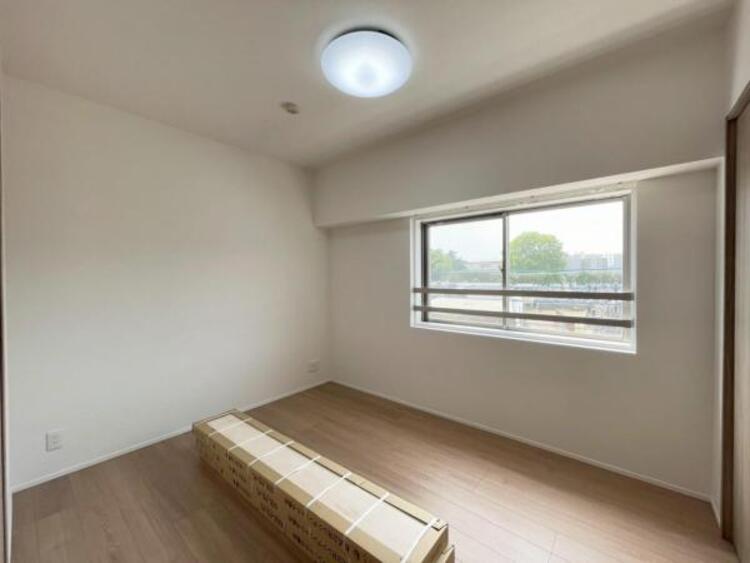 内装 プライベートスペースでのびのびと過ごせる洋室 