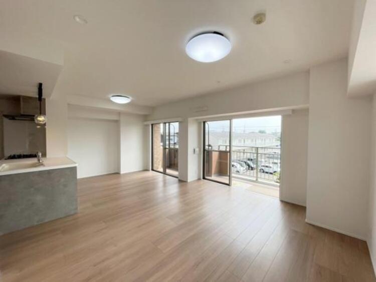 居間 窓面積が広く、陽光の注ぐ明るいLDK 