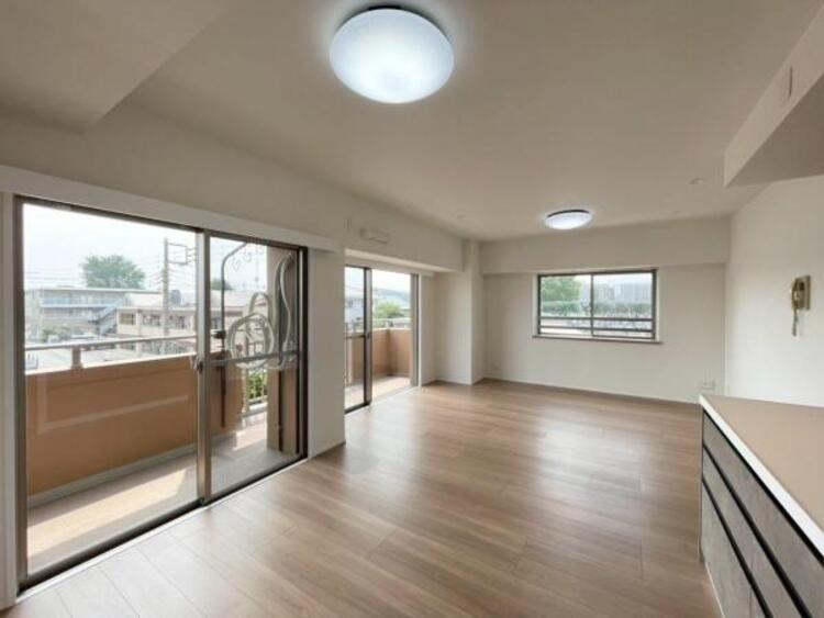 居間 たっぷりの陽光が注がれた明るいリビングは、家族団らんのひと時を包み込みます。 