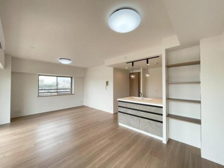 居間 食と憩いの場がゆるやかに続く、家族の存在を感じられるLDKです 