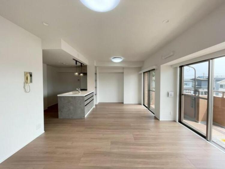 居間 家族団らんのときを優しく包み込む、明るく広々したLDK 