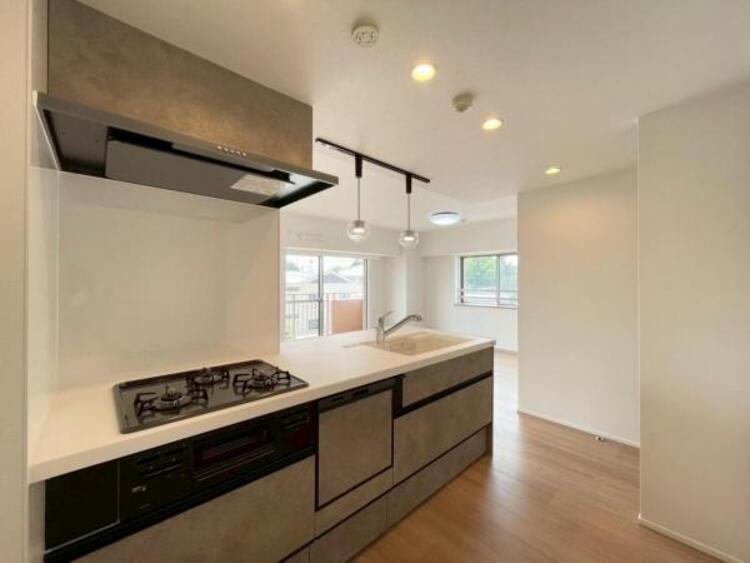 キッチン 広々とした食洗機付きキッチン。対面式でお料理中もご家族の気配を感じられます 