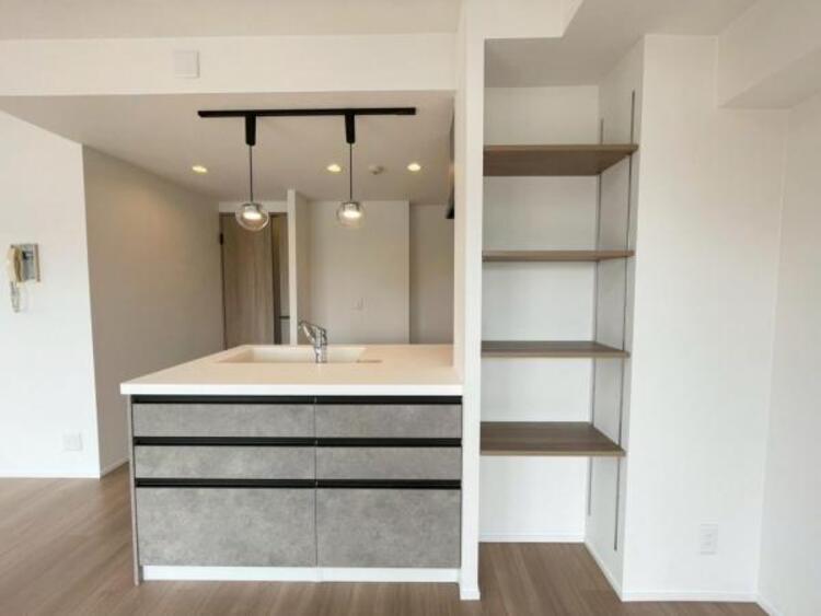 キッチン ダイニング側に収納を設け、リビングの小物がすっきり収まります