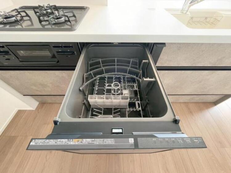 キッチン ビルトイン食洗機で食後の負担を軽減。高温洗浄と乾燥で、手洗いより清潔・快適、経済的です。 