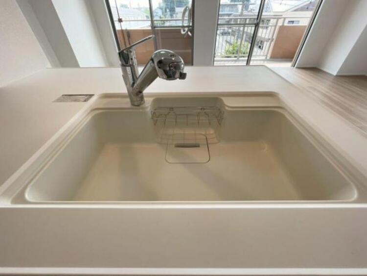 キッチン 鍋や大皿も洗える広々としたシンクです