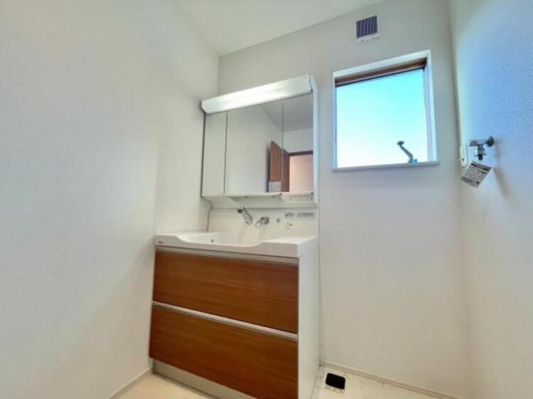 洗面 三面鏡の付いた洗面化粧台は、鏡面裏側にも機能的な収納を配置。普段使いの洗面小物やスキンケア用品などが衛生的に保管できます。