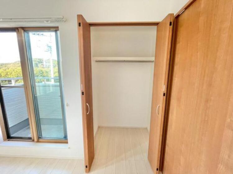 収納 たくさんの洋服をかけることができる収納力と取り出しやすさが魅力のウォークインクローゼット。普段使わない家電やスーツケース、ストック品など何でも片付く嬉しい空間です。