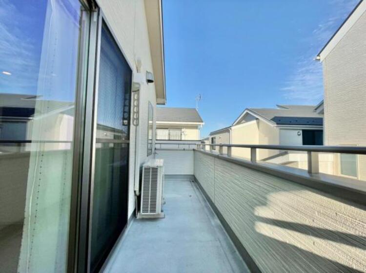 バルコニー 陽の光に照らされるバルコニーを、爽やかな涼風が吹き抜けていきます。心を落ち着かせ開放してくれる眺望が今日も家族を包み込みます。