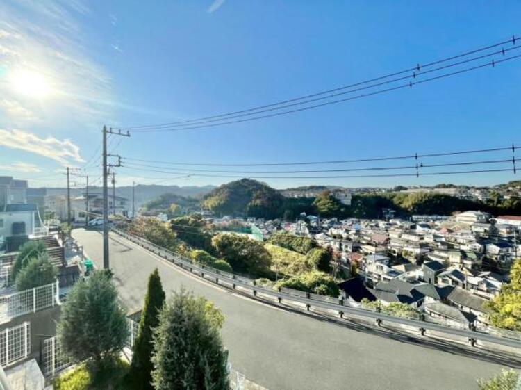 その他 青いキャンパスに描かれた未来。この街に移り住み、この街で過ごす私たちの未来は、自由自在に形を変え、溢れるほどの幸せを運んで来てくれることでしょう。