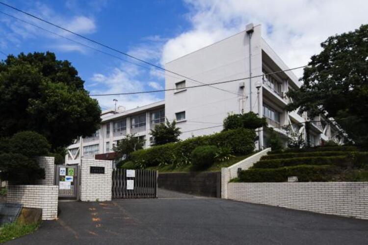 周辺 横須賀市立公郷中学校	890m