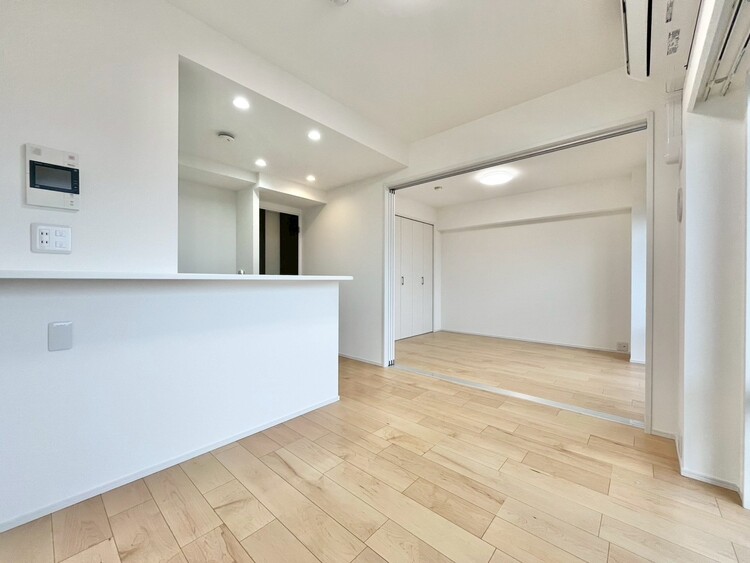 居間 忙しく過ぎゆく日常を置き去るほど、ゆったりした時間が流れるリビング。