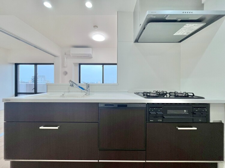 キッチン スマートな意匠と充実の機能を備えたキッチンが、暮らしにおいしい彩りを添えます。