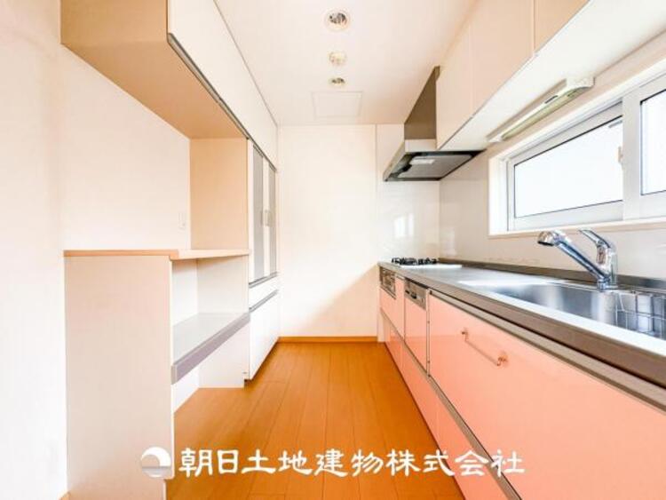 キッチン キッチンにはカップボードも設置されており家事動線が確保されております。