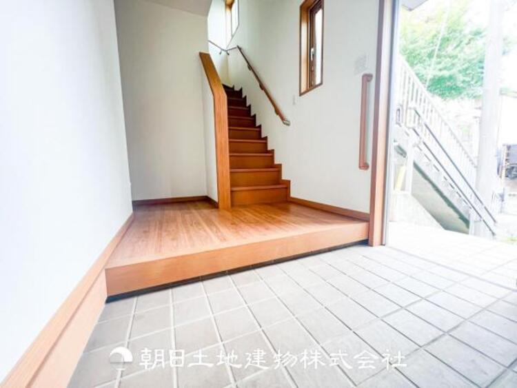 トイレ 広い玄関には２階のお部屋へと続く階段を設置しました。ぜひ中をご覧になってください！