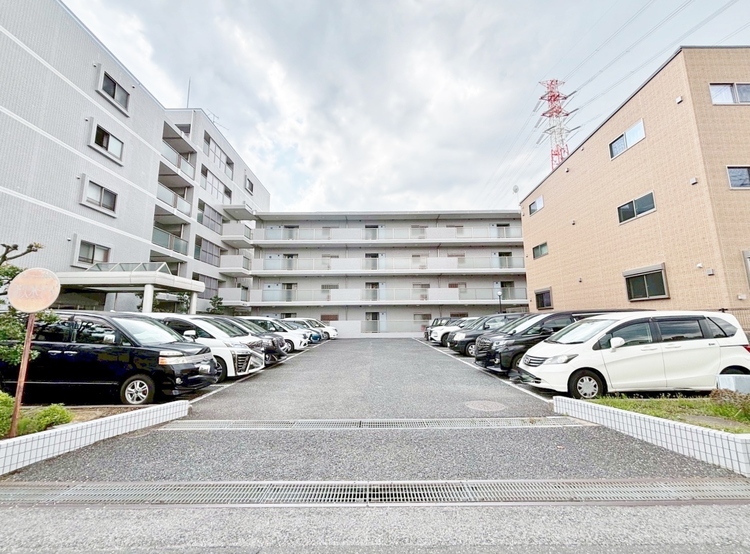 駐車場 本物件の駐車スペースです。仕様・条件等ご不明な点は、お気軽にお問合せくださいませ。