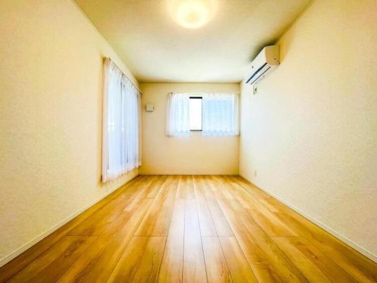 内装 穏やかな寛ぎあじわえるお部屋では有意義な時間がつくれます！大きな窓からと陽光が注がれる明るい空間！光もアクセントの一つとして。一人時間も充実したものにできるプライベートルームは日々を豊かにします！！ 