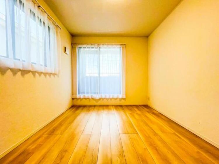 内装 居室はひとり時間を過ごせる安らげるお部屋として活用できます！収納スペースあり！荷物が多くても十分！ベッドや勉強机、テレビなどを置きたい場合におすすめ！！過ごす時間が長くてもゆったり過ごせそうですね！ 