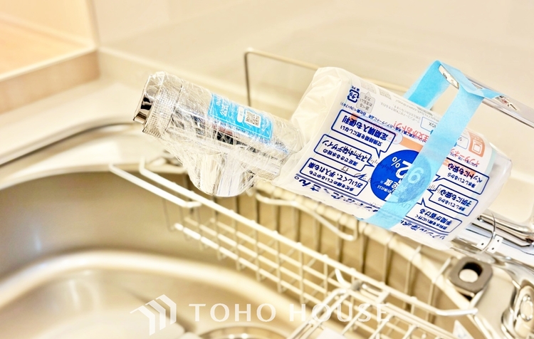 キッチン ◆陽溜まり◆の温もりを感じ、ふわりと寄り添う太陽の妖精たちが自然と僕達を微睡ませる。うとうとしたい訳ではないがそんな時間が嫌いじゃない自分がここにいる。