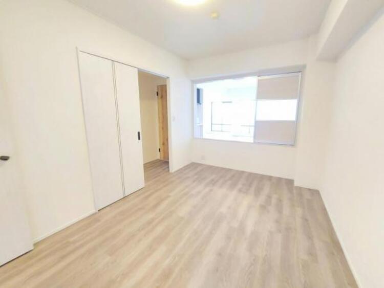 内装 リビング横の6.5帖の洋室。間仕切を閉めればプライベート空間。在宅ワークの会議にも対応できます