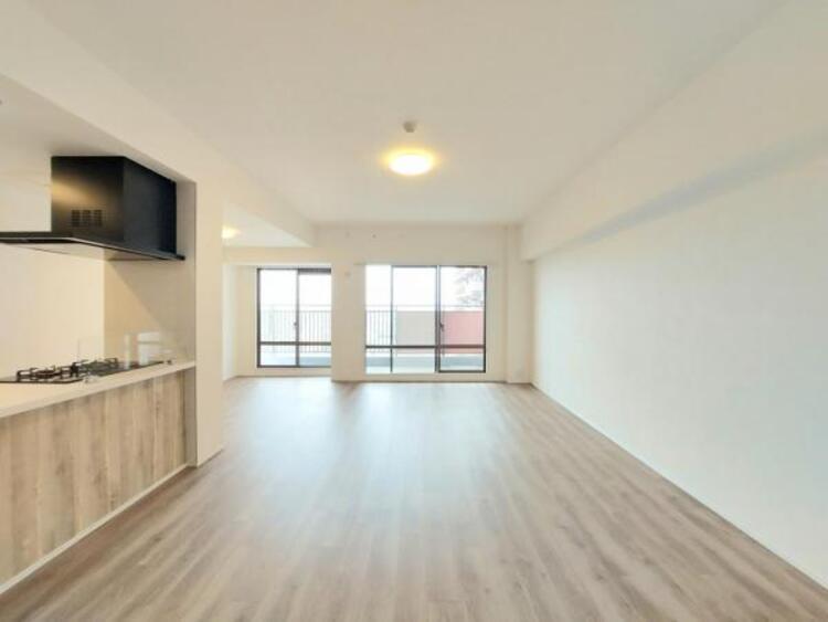 居間 明るいリビングでご家族団らん