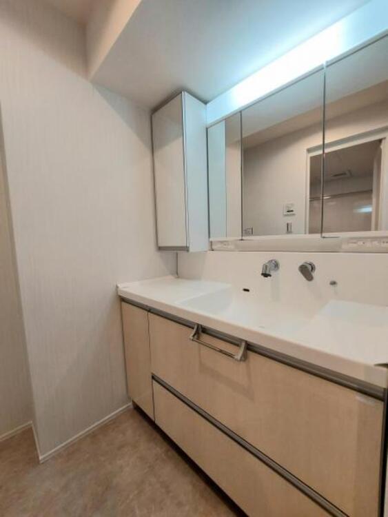 洗面 新規交換の洗面台で身支度もはかどります