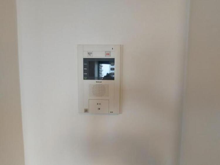 設備 モニター付きインターホンで来客も確認できて安心