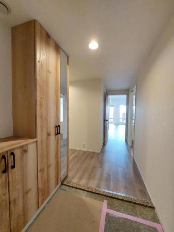 その他 玄関にはL型シューズボックス付きですっきり片付きます