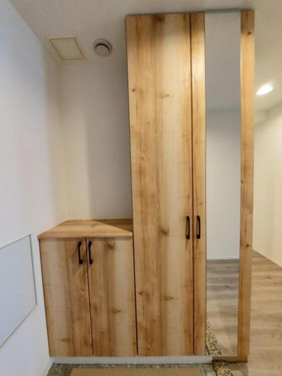 その他 鏡付きのシューズボックスでお出掛け前の身だしなみチェック