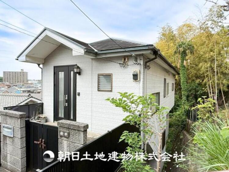 外観 【外観写真】シンプルで洗練された外観が特徴のモダンな一軒家です。直線的なフォルムと落ち着いた色合いが、都会的な雰囲気を演出しています。