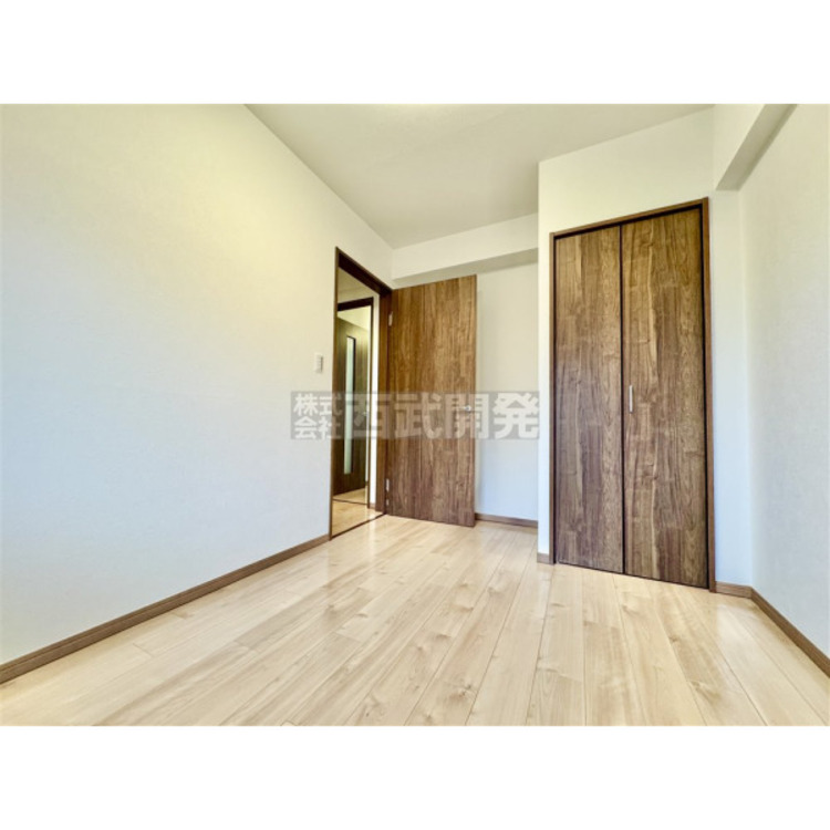 内装 洋服などをすべて収納して室内空間は広々快適