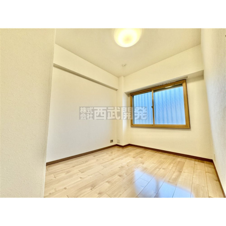 内装 明かり取りの窓が一つあるだけでお部屋の印象がぐっと変わります。