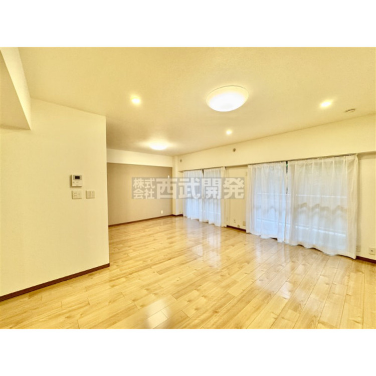 居間 柔らかな光が射し込む家族団らんのＬＤＫ