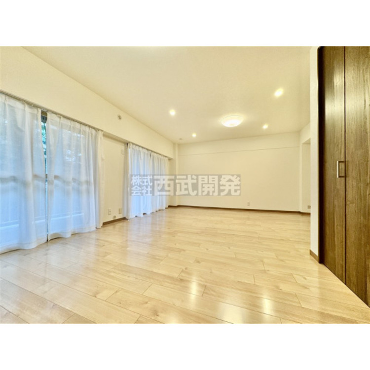 居間 リビングには太陽の光が射し込みます。家族が集まる場所だからこそ、明るい空間作りがかかせません。