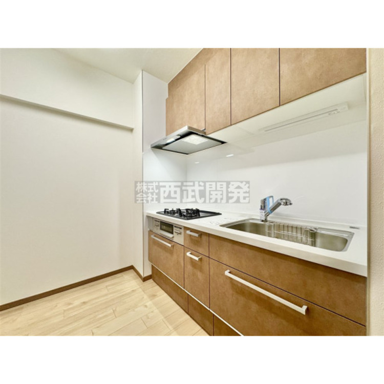 キッチン 吊り戸棚も付いていて収納豊富なキッチンです。